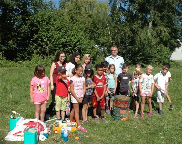 Trommelbau im Hot zum Start in die Afrika Woche bei der Sommer-Ferienfreizeit. BL