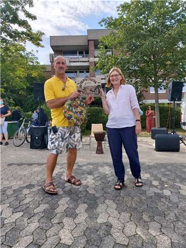 Trommellehrer Herr Otto mit Schulleiterin Barbara Bienentreu.