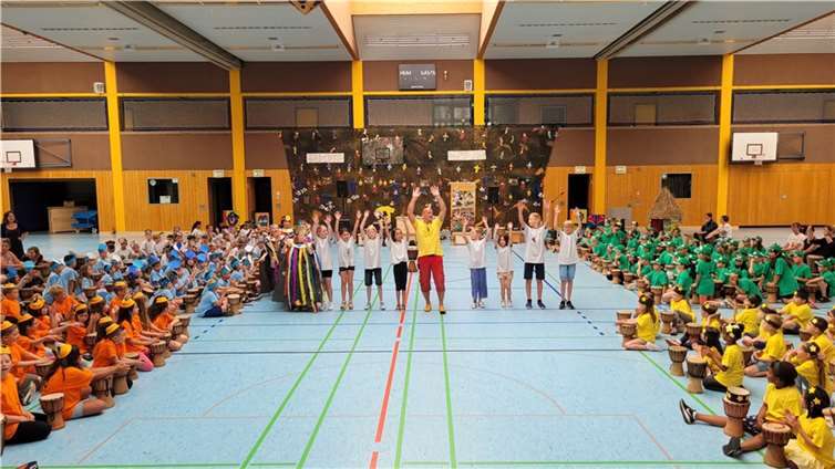 Trommeln, Tanzen und Lernen im Takt des Trommelzaubers, mit Otto, dem „Obertrommler“.  Foto: Anjo Närdemann