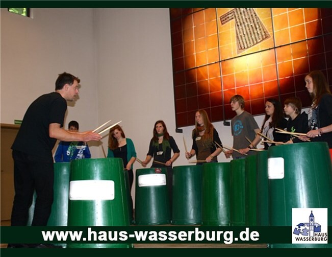 Trommeln auf Regentonnen - Das Haus Wasserburg bietet Fortbildung an. Haus Wasserburg
