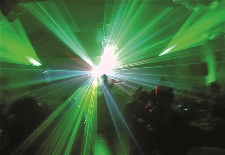 Trompeter Lutz Kniep machte den Auftakt mit einer fantastischen Lasershow. privat