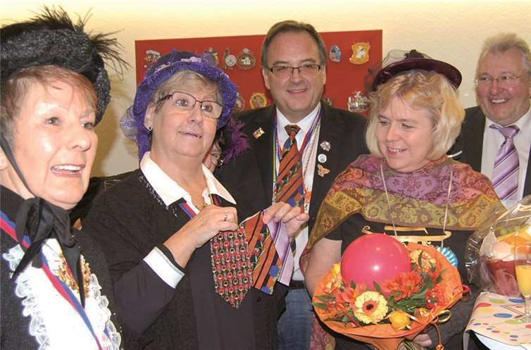 Trophäenschau. Bürgermeister Bernd Weidenbach und der erste Beigeordnete Karl-Heinz Bernardy sind „entmannt“.