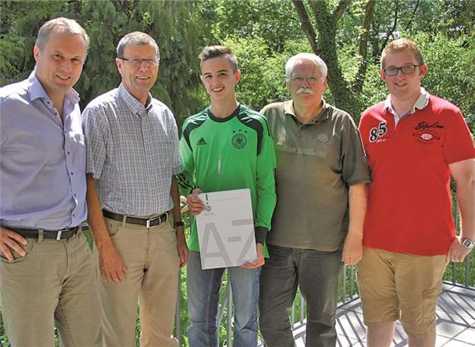 Trostpflaster nach einem unschönen Erlebnis: der kolumbianische Austauschschüler Juan-Manuel Gonzales vom TuS Hillscheid (M.) mit (v.l.) FVR-Geschäftsführer Armin Bertsch, FVR-Rechtswart Norbert Weise, FVR-Präsident Walter Desch und Hillscheids Jugendleiter Daniel Landau.privat