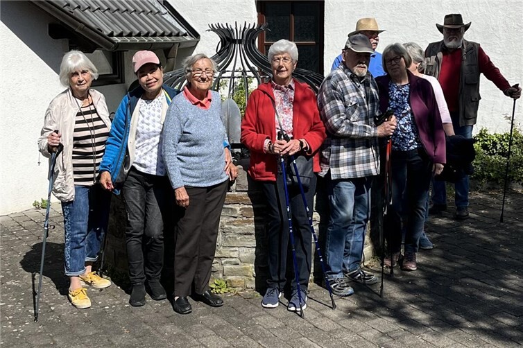 Trotz Absagen eine Personenstarke Gruppe am Oedinger Ortsbrunnen. Dieser sprudelt seit geraumer Zeit auch wireder täglich.