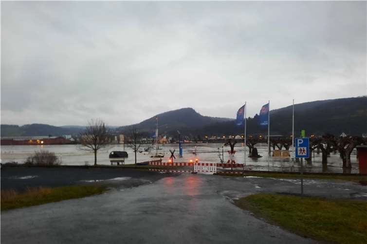 Trotz Absperrungen fahren immer wieder Verkehrsteilnehmer auf überfluteten Straßen. Symbolbild: M. Hedwig