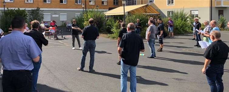 Trotz Abstand konnten die Sänger einen bescheidenen Chorklang erzeugen. Foto: MGV „Cäcilia“ Horbach