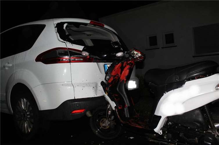 Trotz Bremsens prallte ein Rollerfahrer auf  einen am Fahrbahnrand abgestellten Pkw, wobei er sich schwere Verletzungen zuzog. Foto: Polizei Mayen