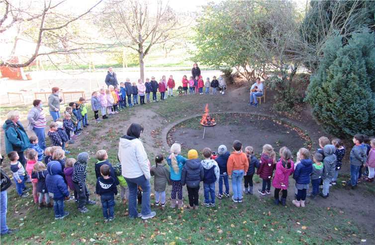 Trotz Corona-Pandemie gab es ein kleines Martinsfeuer für die Kita-Kinder.