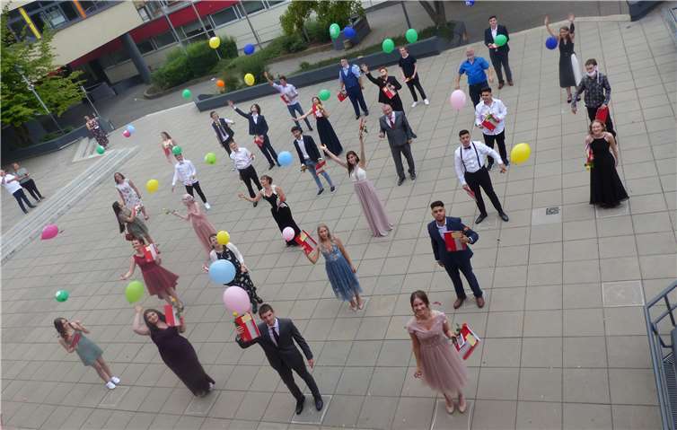 Trotz Corona fand man Möglichkeiten, ein würdevolles Abschlussfoto zu schießen. Foto: privat