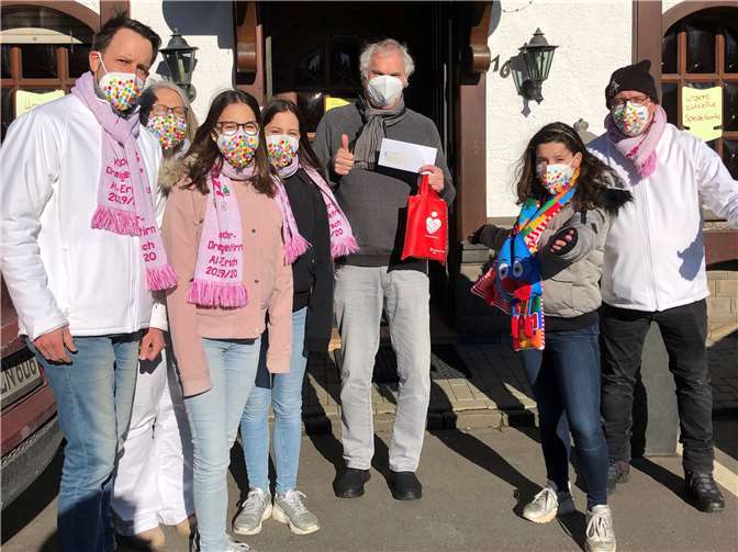Trotz Corona haben sich die Mädels des letztjährigen Kinderdreigestirns aus Al-Ersch Samy, Lena und Nicole es sich nicht nehmen lassen, sich bei den Mitstreiterinnen der Tanzgruppe Hätzblättche und deren Betreuerinnen in dieser besonderen, von Einschränkungen geprägten Session nochmal mit einem „Karnevals-Carepaket“ zu bedanken.Foto: privat