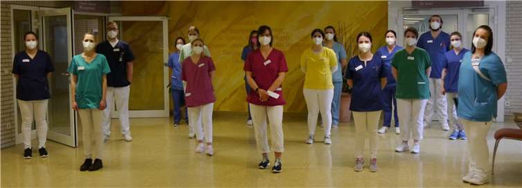 Trotz Corona oder gerade in dieser aktuellen Situation wurde mit dem etablierten Projekt „Schülerstation“ den Schüler und Schülerinnen des letzten Ausbildungsjahres zwei Wochen im März die Möglichkeit gegeben, ihre Kenntnisse erstmals eigenständig und eigenverantwortlich unter „realen Bedingungen“ einzusetzen und die Patienten von der Aufnahme bis zu Entlassung zu versorgen.Quelle: Verbundkrankenhaus Linz-Remagen