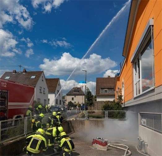 Trotz Corona und den daraus resultierenden Einschränkungen übten am Samstag, 11. Juli 2020, Feuerwehr und Rotes Kreuz gemeinsam den Löscheinsatz und das Retten von Menschen aus einem brennenden Gebäude.Foto: privat