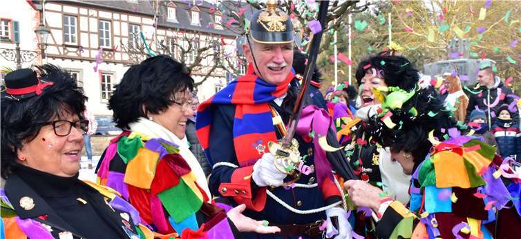 Trotz Kanonenschüsse und Säbel wurdeOrtsbürgermeister Arno Schmitz gefangen und gefesselt. Fots: HEP