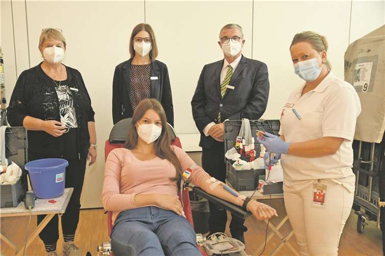 Trotz Nadelstichen und viel Blut gab es lachende Gesichter unter den Masken im Kreishaus: Landrat Dr. Alexander Saftig und Büroleiterin Petra Kretzschmann (links) freuten sich besonders über das Engagement der lutspendenden. Foto: Kreisverwaltung/Morcinek