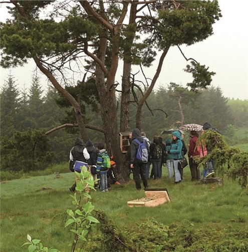 Trotz Nässe und Kälte gingen die „Bauherren“ eifrig ans Werk. privat