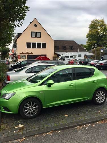 Trotz Parkgebühr immer gut besetzt, jetzt aber mit einer besseren Fluktuation: Der Parkplatz an der B9/Ecke Schmittgasse.