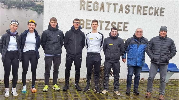 Trotz Regen, Wind und niedrigen Temperaturen zufrieden, (v.l.n.r.) :Thea Dimitrova, Felicitas Welter, Karl Orthmann, Felix Bischof, Simon Haible, Jonas Wiesen, Michael Hippert und Stützpunkttrainer Thomas Kornhoff (Koblenz).Foto: VGs Maifeld, Cochem und Kaisersesch/ Rudergesellschaft Treis-Karden 1969 e.V.