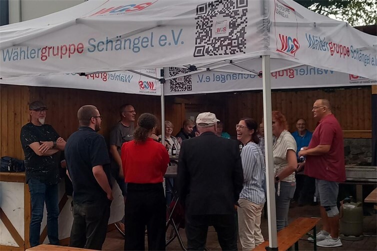Trotz Regen fand ein reger Austausch zwischen den Mitgliedern der Wählergruppe Schängel und Layer Bürgerinnen und Bürgern statt.