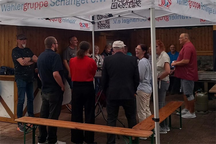Trotz Regen fand ein reger Austausch zwischen den Mitgliedern der Wählergruppe Schängel und Layer Bürgerinnen und Bürgern statt.