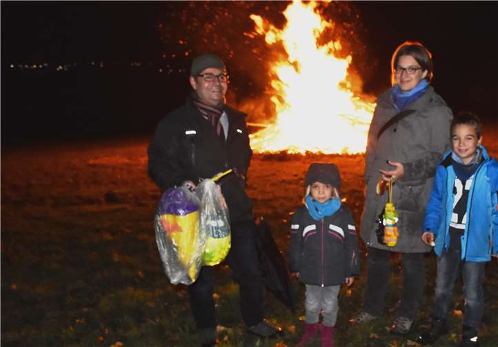 Trotz Regen hatten die Zugteilnehmer Spaß am Kurtscheider Martinsfeuer. HEP