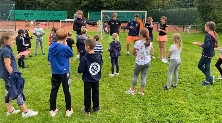 Trotz Regen kamen 40 Kinder und Jugendliche zum Sport zusammen.Foto: Tennisclub Wachtberg e. V.