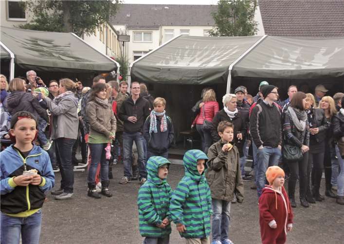Trotz Regen und kühlen Temperaturen bekundeten viele Vereine und Rheinbacher Bürgerinnen und Bürger ihre Verbundenheit mit dem Kinderheim Dr. Dawo und besuchten das Konzert an der Tomburgkaserne.