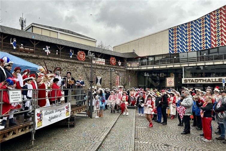 Trotz Regen war einiges los auf dem Salhofplatz.