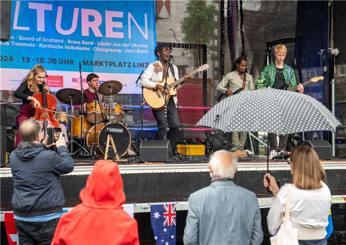 Trotz Regen, wunderschöne Musik aus Kamerun.