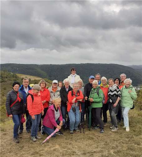 Trotz Regenschauer: plus/minus 60 aktiv erkundet das Traumpfädchen „Moseltraum“. Foto: Gertrud Schmitt