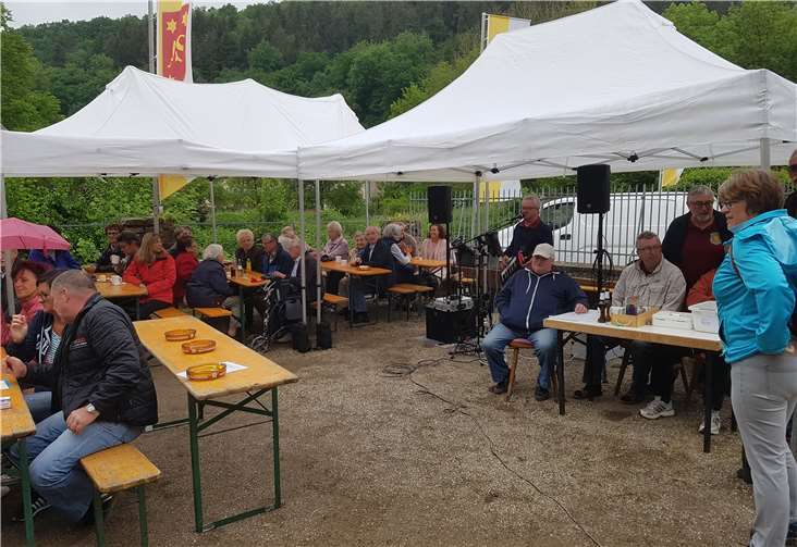 Trotz Regenwetter kamen viele Besucher zur traditionellen Veranstaltung des Männergesangsvereins.privat