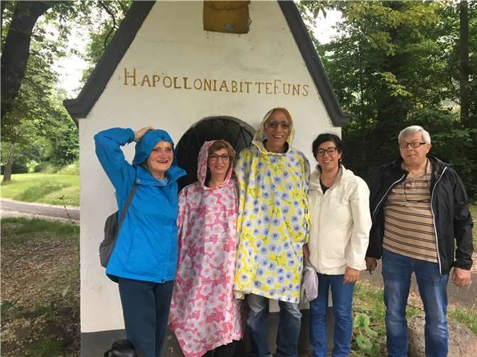 Trotz Regenwetter machten sich die Wanderer des Bad Breisiger Eifelvereins auf den Weg zum Schloss Arenfels. Foto: privat