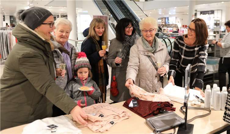 Trotz Schmuddelwetters und viel Regen ließen sich zahlreiche kleine und große Ladies das Event nicht entgehen.Fotos: FF