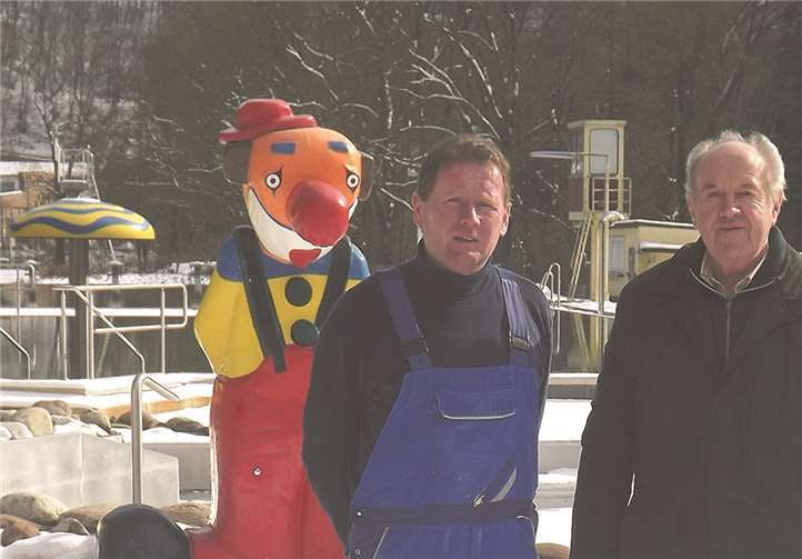 Trotz Schnee, Eis und Regen denken Michael Eisenheim, Bernhard Wiemer und Klaus Kux schon an die kommende Badesaison.privat