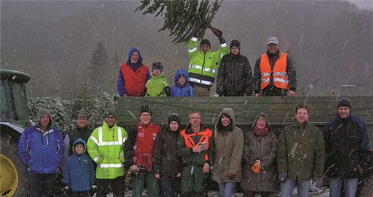Trotz Schnee und Kälte sammelte die fröhliche Truppe alle Bäume ein.  privat