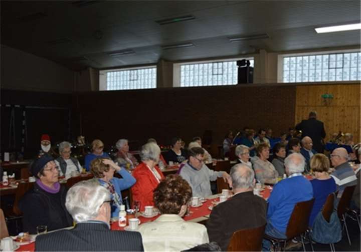 Trotz Schneefalls hatten sich etwa 50 Personen eingefunden.