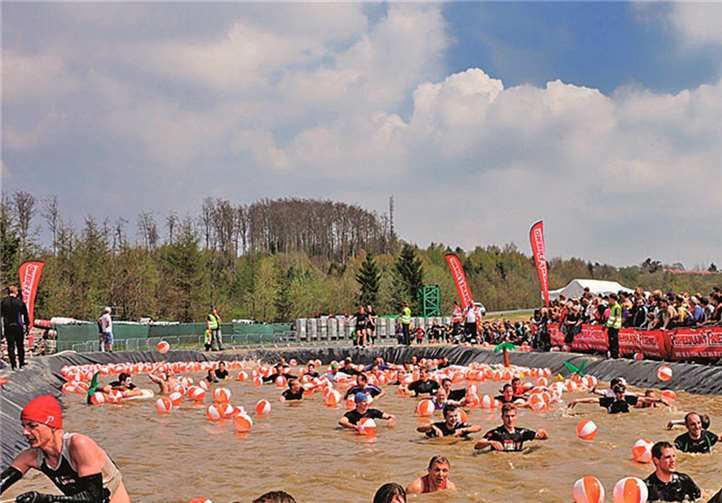 Trotz Sonnenschein, Kälteschock für die Athleten beim durchqueren des mit 7 Grad eiskalten Wasserbeckens.