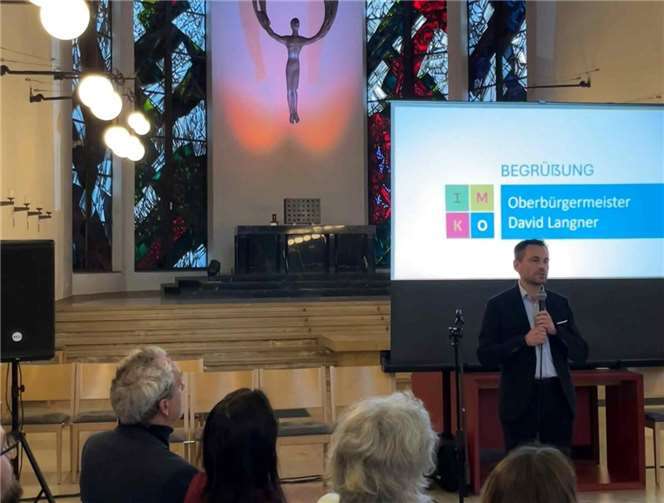 Trotz Sonnenschein füllten gut 100 engagierte Bürgerinnen und Bürger die Kirche, um gemeinsam mit Oberbürgermeister David Langner und Baudezernent Prof. Dr. Andreas Lukas über die Zukunft des Stadtzentrums zu diskutieren. Foto: Stadt Koblenz