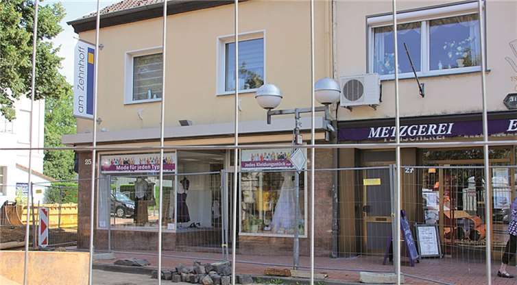 Trotz Straßensanierung ist das neu eröffnete Geschäft der „Bedarfshilfe e.V“ in der Hautstraße 25 gut erreichbar. Hier wird vor allem Bekleidung angeboten. STEIN
