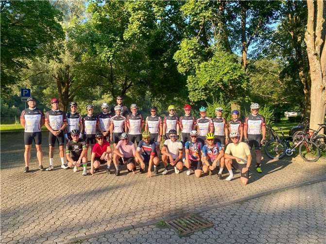 Trotz Urlaubszeit stellten sich sechs Radsportlerinnen und neun Radsportler des RSC Untermosel, sowie acht befreundete Athletinnen und Athleten der Herausforderung.  Foto: Robert Marquet