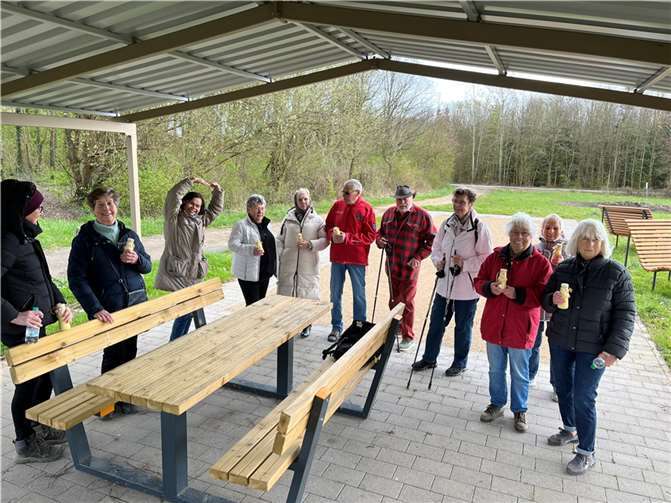 Trotz Wetterkapriolen - eine glückliche Riege mit leckerem, selbstgemachtem „Osterschnaps“.  Foto: Olaf Wulf
