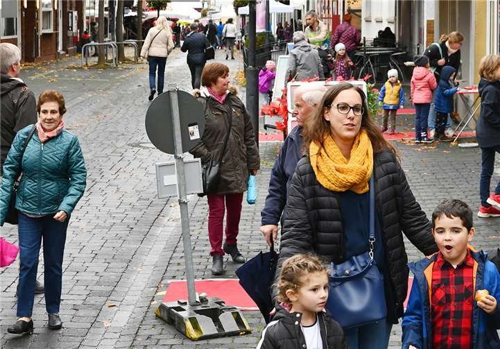 Trotz Wetterkapriolen kamen viele Besucher in die Barbarossastadt. Und sie wurden nicht enttäuscht. Die Einzelhändler hatten viel zu bieten. Neben besonderen Angeboten gab es auch ein Gewinnspiel. Fotos: RASCH