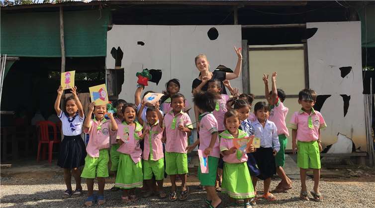 Trotz ärmlicher Bedingungen bezüglich der Unterbringunghaben die Kids auch bei Ann Kristin großen Spaß am Unterricht. Foto: Privat