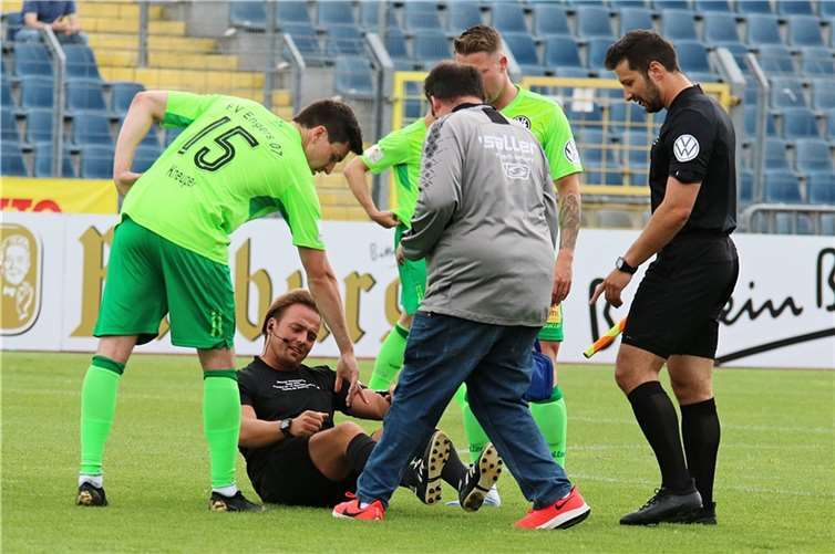 Trotz aller Bemühungen war eine Fortsetzung des Spiels für Schneider ausgeschlossen.  Foto: Volker Horz