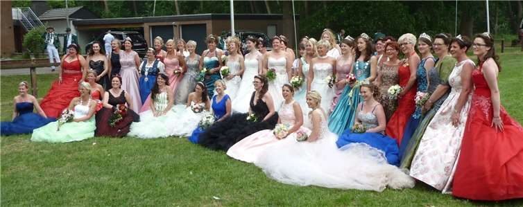 Trotz aufziehendem Sturm fanden sich noch viele Königinnen zum Gruppenphoto.privat