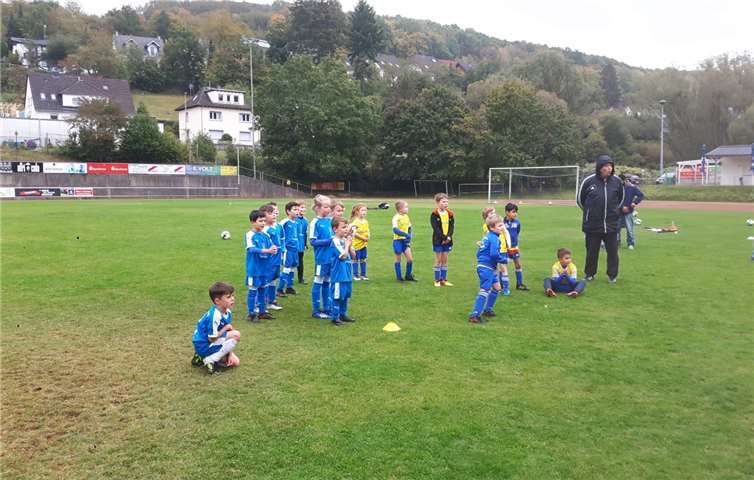 Trotz bescheidener Wetterverhältnisse freuten sich die Schützlinge von Trainer M. Queckenberg auf das Spiel in Burgbrohl.Foto: privat