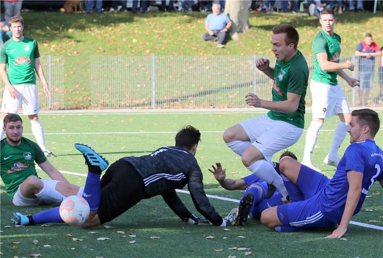 Trotz bester Möglichkeiten brachte der SV Oberzissen (grüne Trikots) den Ball diesmal nicht im gegnerischen Tor unter und musste sich knapp geschlagen geben.Foto: Claus Deptalla