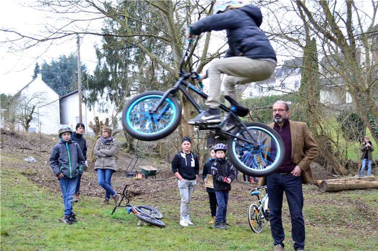 Trotz der Arbeiten ist an einer Stelle schon Dirtjump möglich, über den auch Ortsbürgermeister Peter Moskopp staunt. HEP