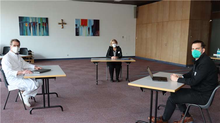 Trotz der Corona-Pandemie können alle Patientinnen und Patienten im Krankenhaus Maria Hilf sicher behandelt werden, darüber freuen sich Dr. Josef Spanier, der Ärztliche Direktor und Chefarzt der Gynäkologie und Geburtshilfe, die Krankenhausoberin Gaby Frömbgen sowie Thorsten Kopp, der Kaufmännische Direktor (von links). Foto: Marienhaus Klinikum