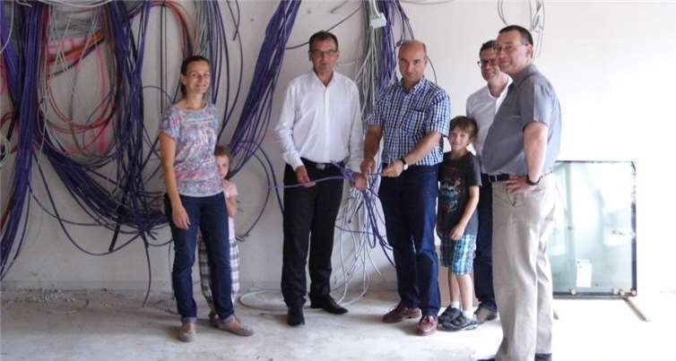 Trotz der Ferien nutzten einige Eltern die Gelegenheit, den Fortschritt der Sanierungsarbeiten an der St. Arnulfus Grundschule persönlich in Augenschein zu nehmen. privat