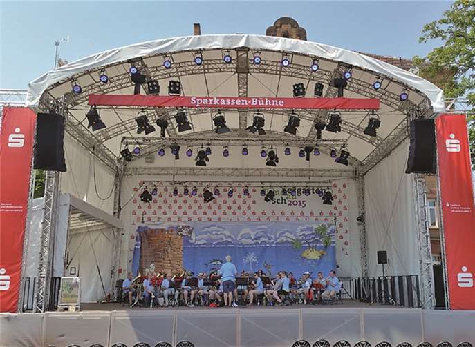 Trotz der Hitze gaben die Musiker ihr Bestes auf der Bühne. privat